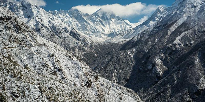 光与历史的对话：欧时明在红色文旅照明设计中的叙事策略与文化符号应用