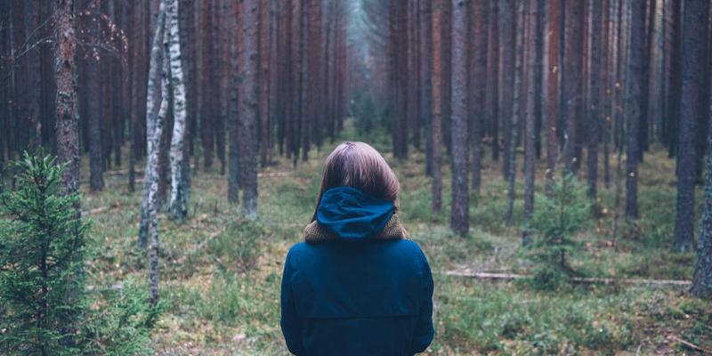 欧时明11：红色照明如何重塑现代灯饰设计的艺术边界