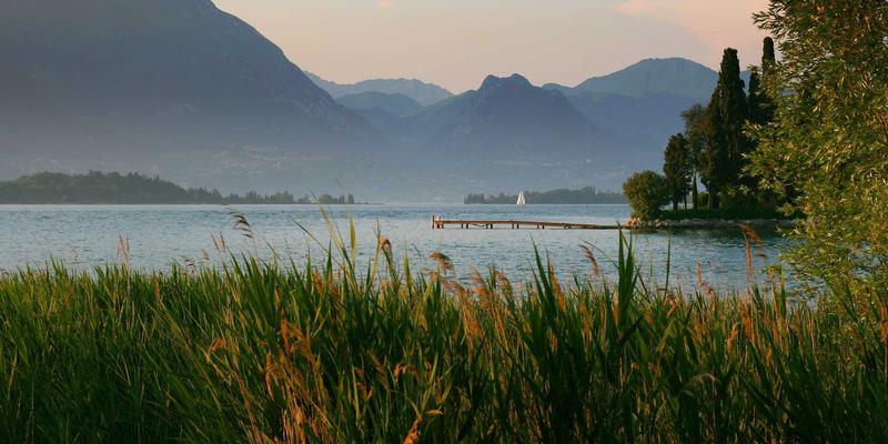 欧时明54：红色照明如何重塑现代灯饰设计与情感空间