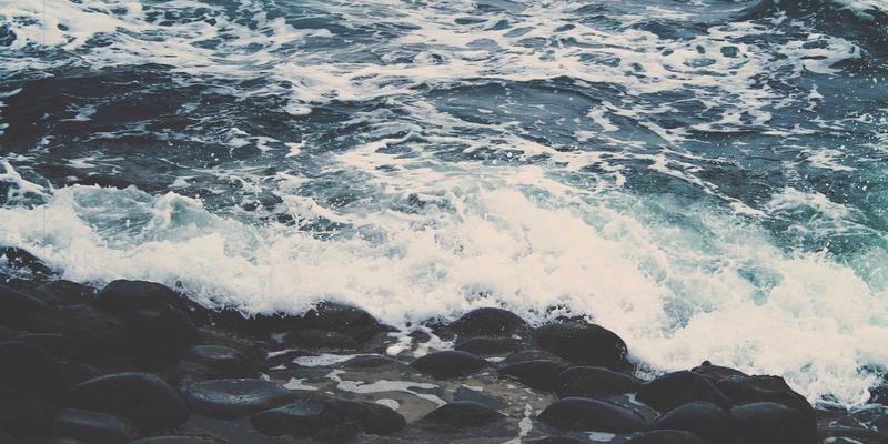 欧时明7：当红色照明邂逅蒸汽波美学，重新定义光影艺术