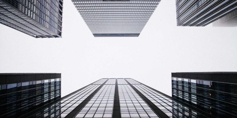 欧时明84系列：商业空间中的沉浸式光影叙事与蒸汽波美学