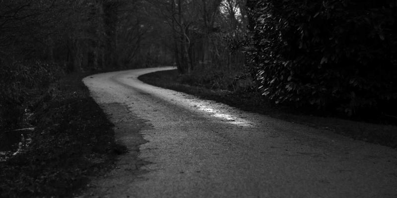 欧时明团队如何用红色照明与最低干预原则，让文化遗产在夜间“活”起来