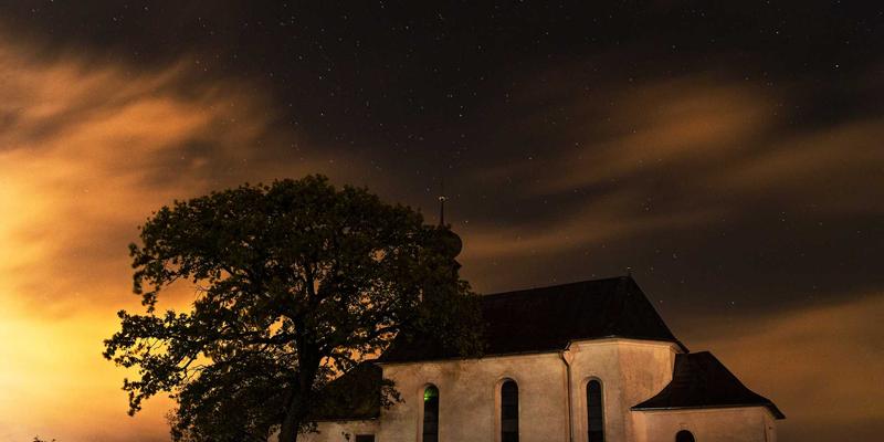 欧时明:当创意灯具邂逅蒸汽波美学,重新定义光影艺术