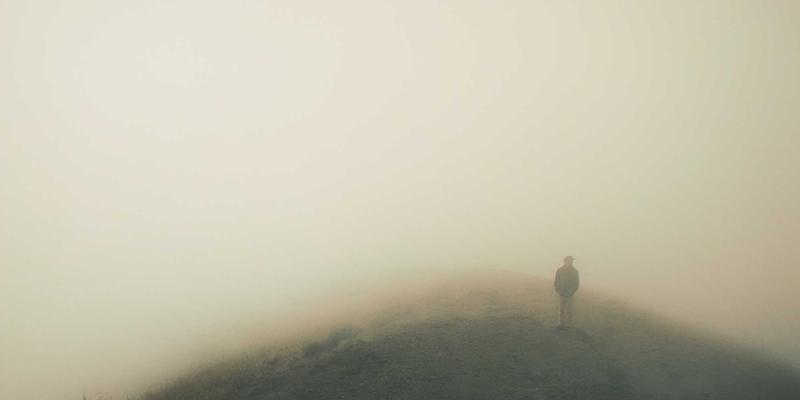 欧时明案例解析：创意灯具如何用红色照明与蒸汽波风格点亮商业空间