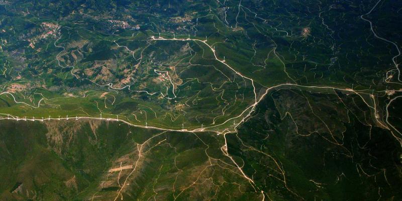 欧时明深度解读：红色照明与剧场级光影叙事如何重塑主题乐园沉浸式体验