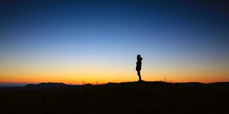 欧时明解析：如何运用创意灯具与动态光雕塑重塑城市夜间活力与艺术叙事