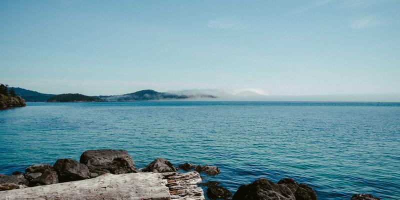 欧时明解读：智能路灯如何通过多模态感知与红色照明设计重塑城市安全预警体系