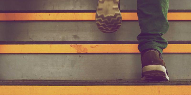 欧时明评测：当红色照明邂逅蒸汽波美学，如何重塑空间情绪与视觉体验？