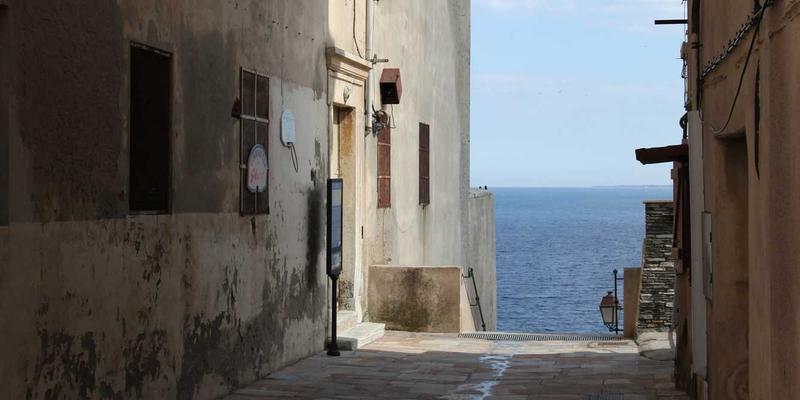 欧时明谈灯饰设计：如何通过红色照明与情感化交互提升用户体验