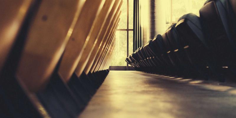 欧时明跨界思考：红色照明与脑机接口技术如何重塑未来灯饰设计